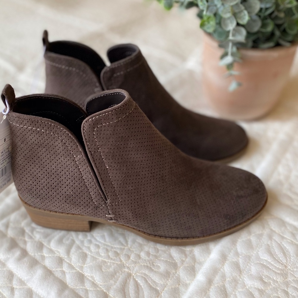 NEW / Universal Thread / Dylan / Laser-Cut Booties - Picture 2 of 9